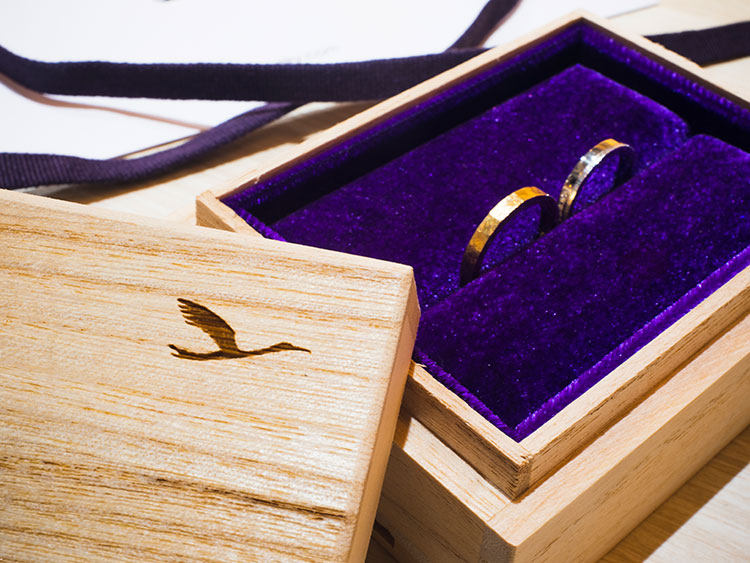 木箱に入れた鶴の結婚指輪