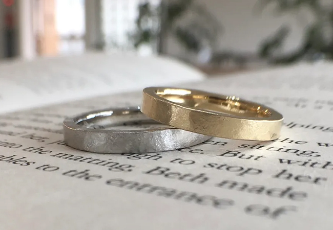 錆加工を施した鍛造の結婚指輪