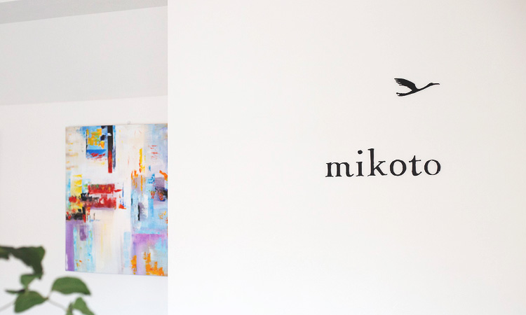 鶴mikotoのブランドマークを刻印