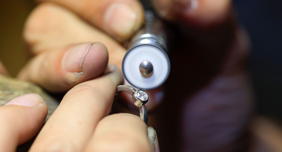 日本製の指輪の検品