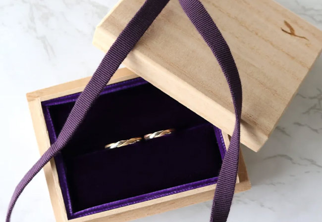 鶴(mikoto)の結婚指輪と婚約指輪の木箱（桐箱）