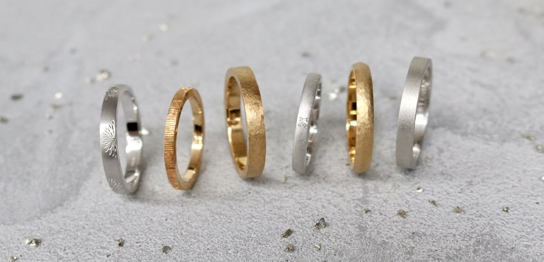 マットでクールなウェーブデザインのプラチナ結婚指輪