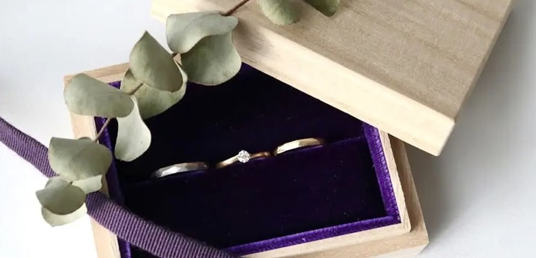 マットでクールなウェーブデザインのプラチナ結婚指輪