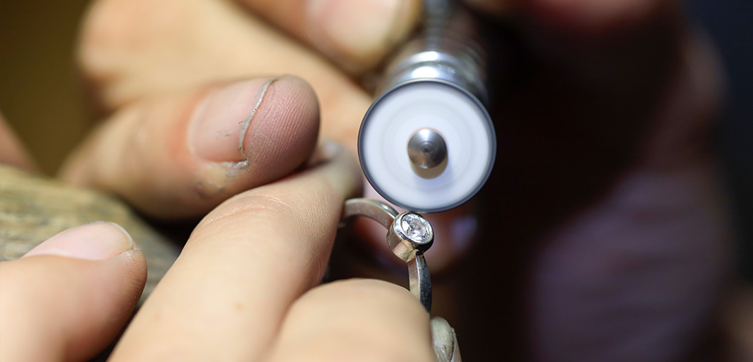 マットでクールなウェーブデザインのプラチナ結婚指輪