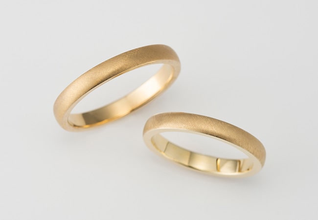 サテンのゴールド結婚指輪