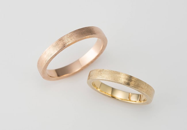 ライン彫りのゴールド結婚指輪