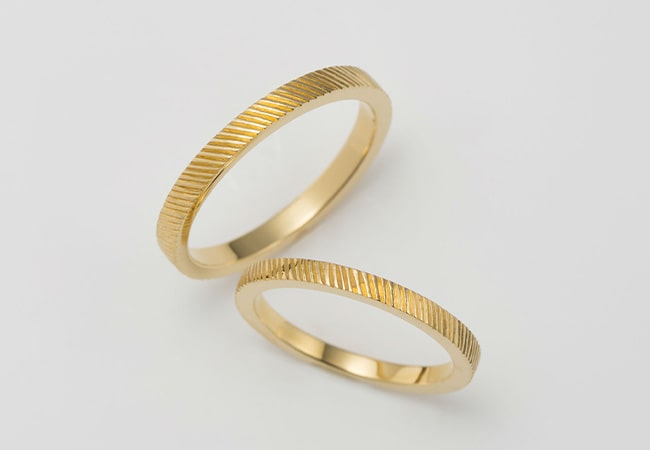 タガネ彫りのゴールド結婚指輪