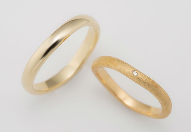雲形デザインのゴールド結婚指輪