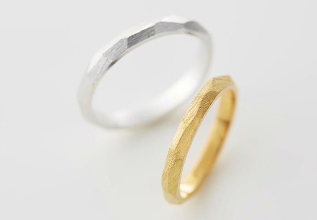 多面デザインのゴールド結婚指輪