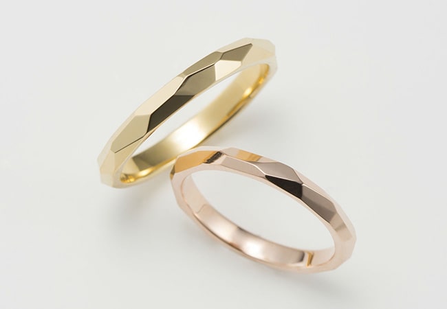 多面デザインの結婚指輪