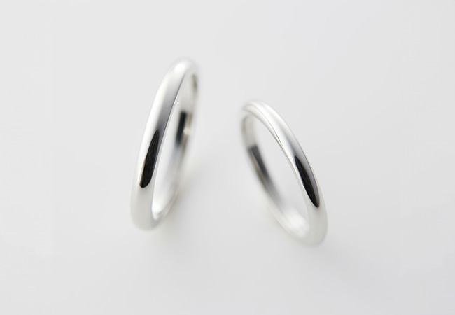 スタンダードなストレートデザインのプラチナ結婚指輪