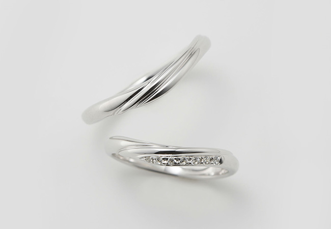 7粒のダイヤモンドをあしらったカーブデザインのプラチナ結婚指輪