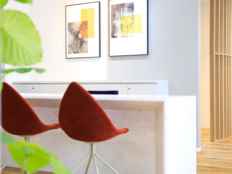 鶴の新宿アトリエの接客スペース1