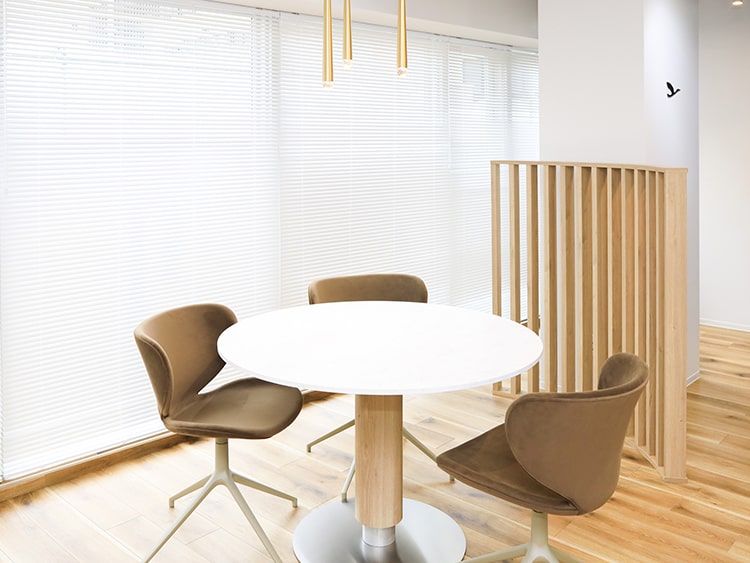 鶴の新宿アトリエの接客スペース3