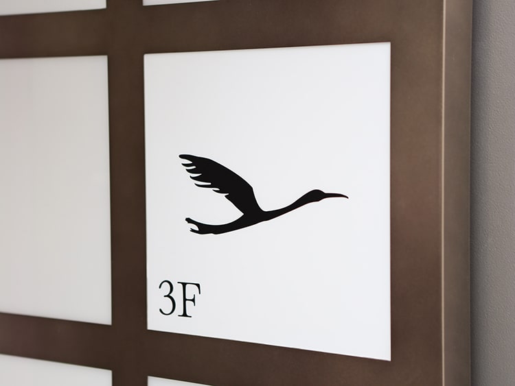 鶴の新宿アトリエ看板