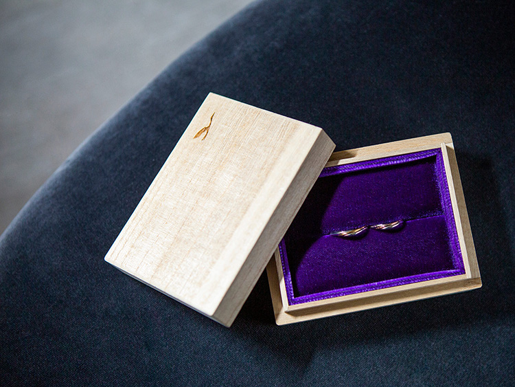 木箱に入れた鶴のオーダーメイド結婚指輪