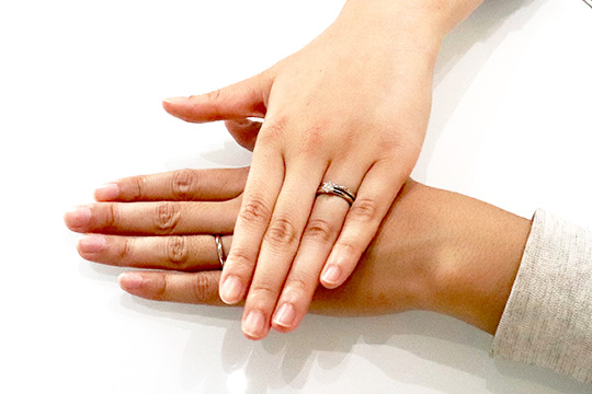 結婚指輪と婚約指輪を着けたお客様の手