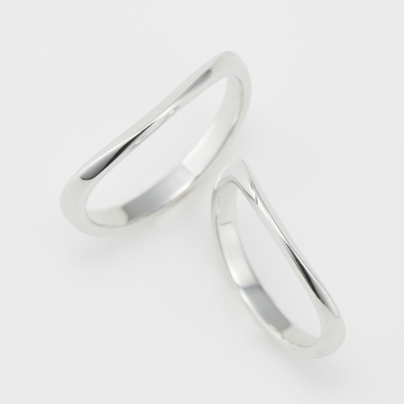 S字のシンプルフォルムが美しいオーダーメイドの結婚指輪