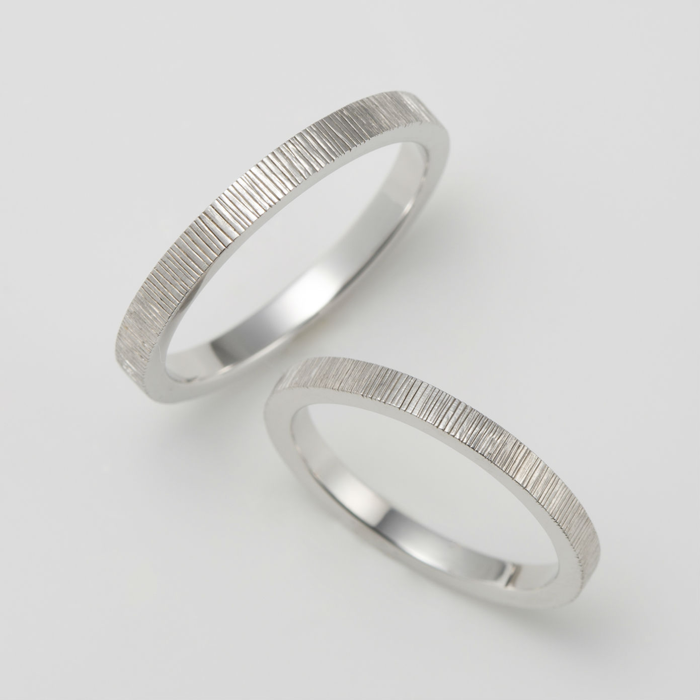 タガネ彫りを施した国産の結婚指輪ブランド