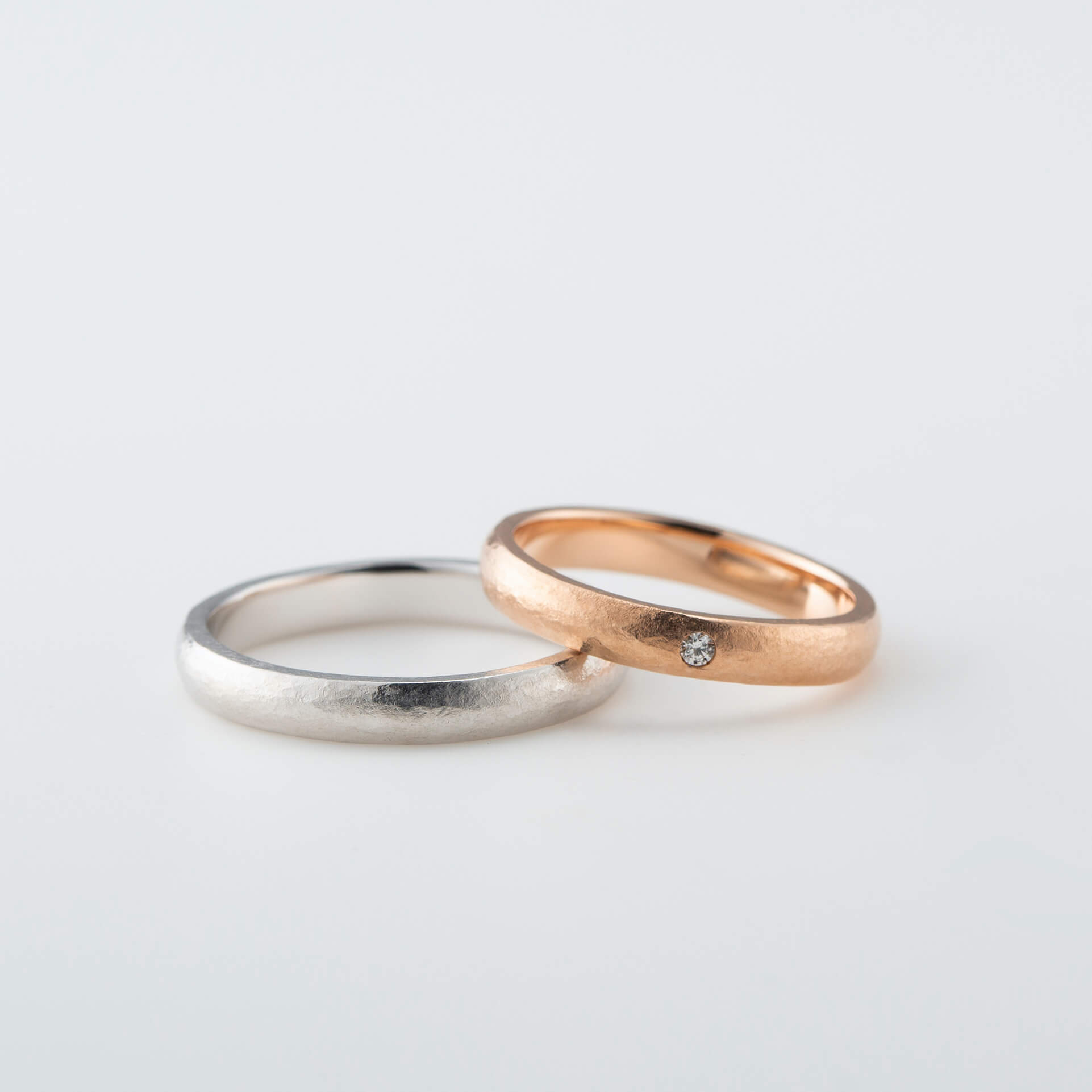錆加工がかっこいいおしゃれなゴールドの結婚指輪 鶴 Mikoto