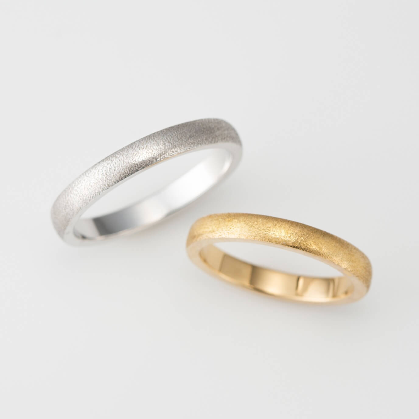 アンティーク調のマットなオーダーメイドの結婚指輪