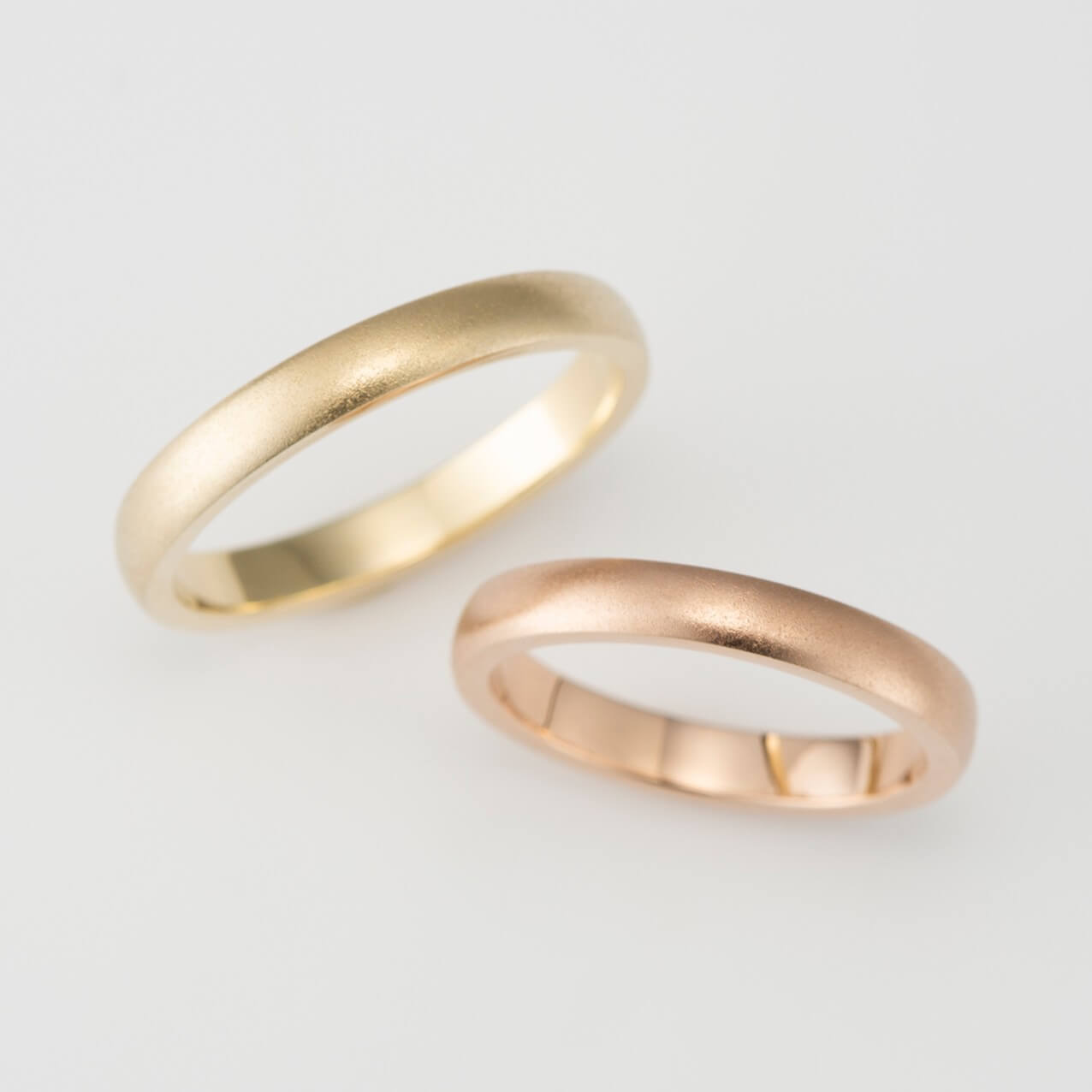 マットなゴールドの結婚指輪