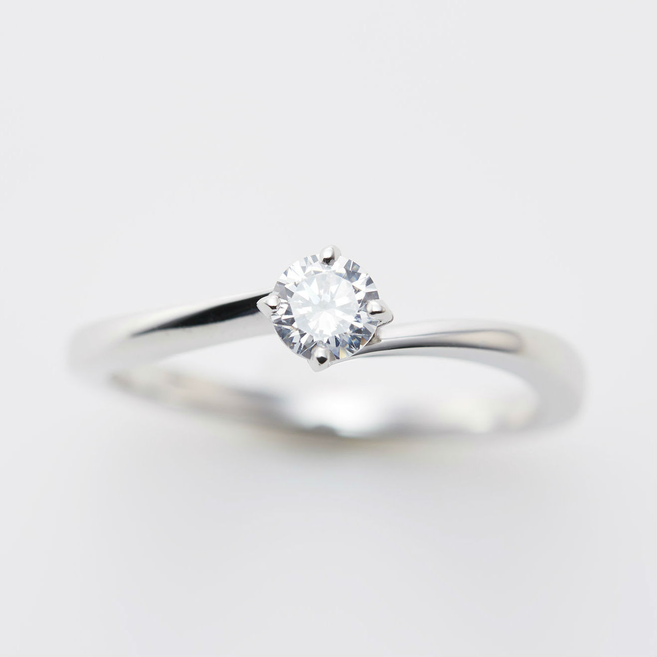ウェーブデザインが人気のプラチナ婚約指輪