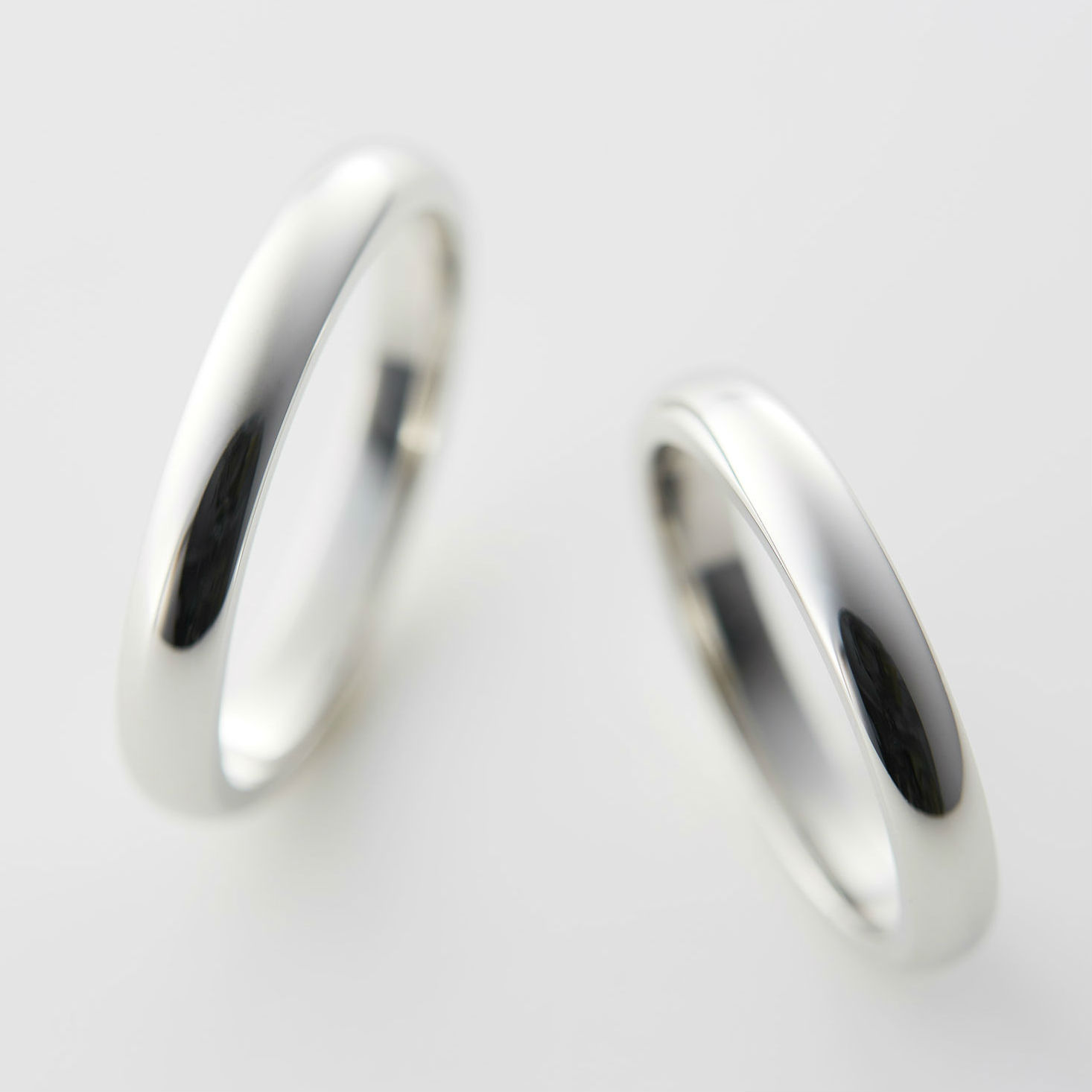 シンプルな甲丸デザインのプラチナの結婚指輪