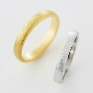 つや消しのゴールドとプラチナの結婚指輪ブランド