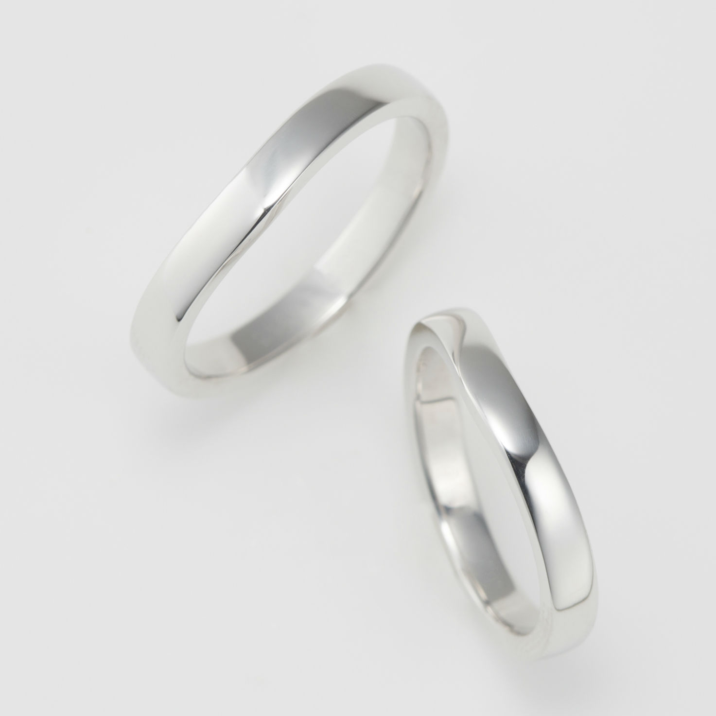 ゆるやかなU字カーブのシンプルな結婚指輪
