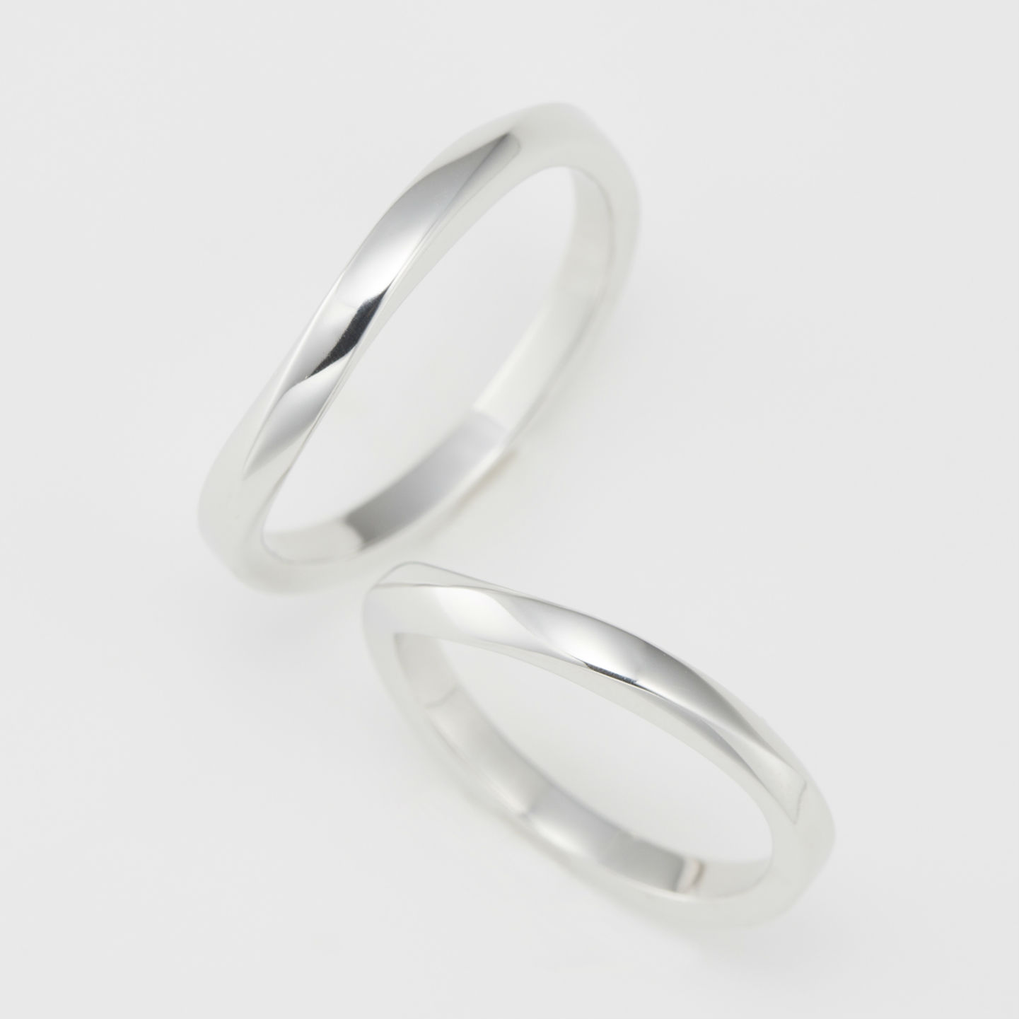 優しいひねりが指に馴染むシンプルな結婚指輪