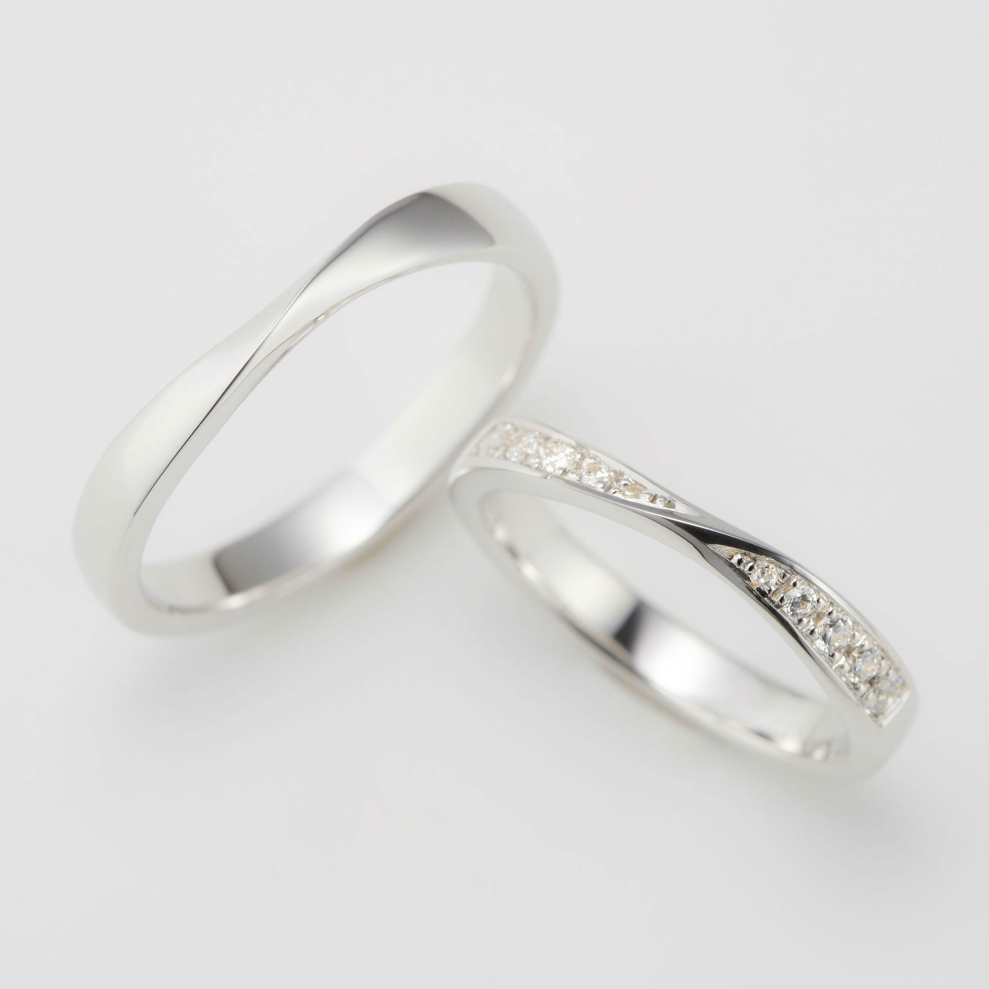 重ね付けにぴったりなウェーブデザインの結婚指輪