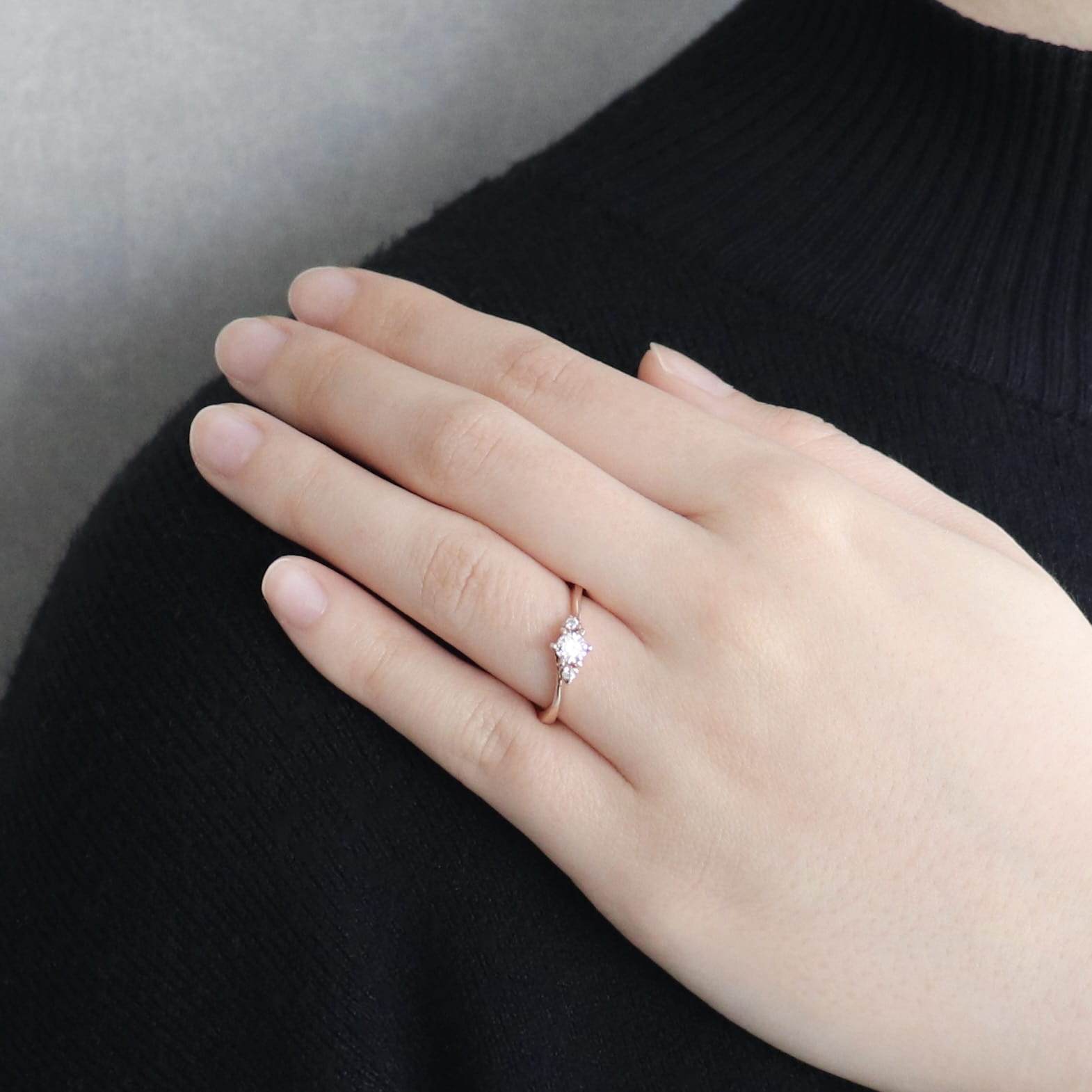 細めのピンクゴールドが可愛いオーダーメイドの婚約指輪 鶴 Mikoto