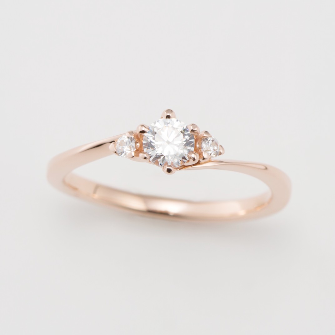 細めのピンクゴールドが可愛いオーダーメイドの婚約指輪