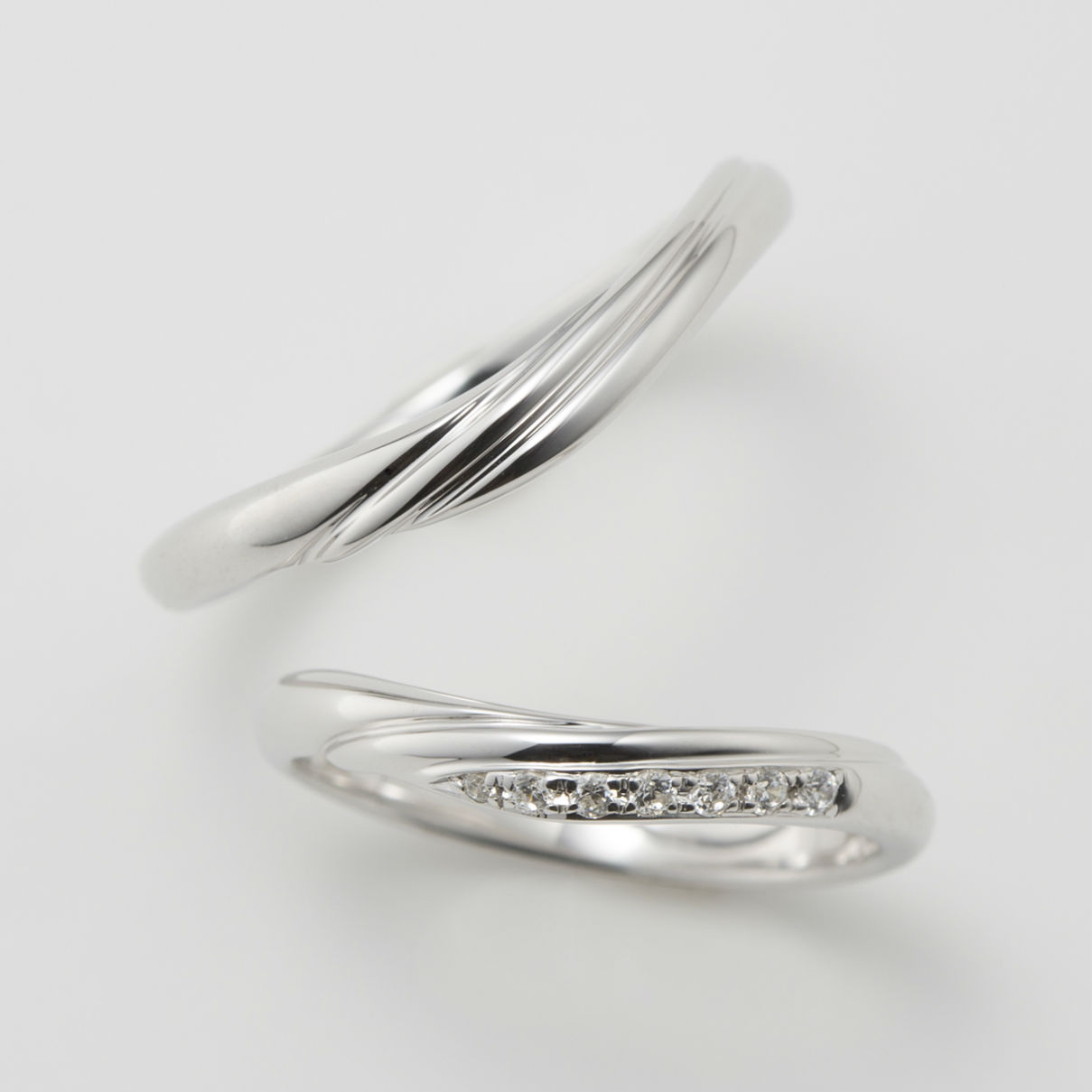 ダイヤをあしらった上品なウェーブデザインの結婚指輪