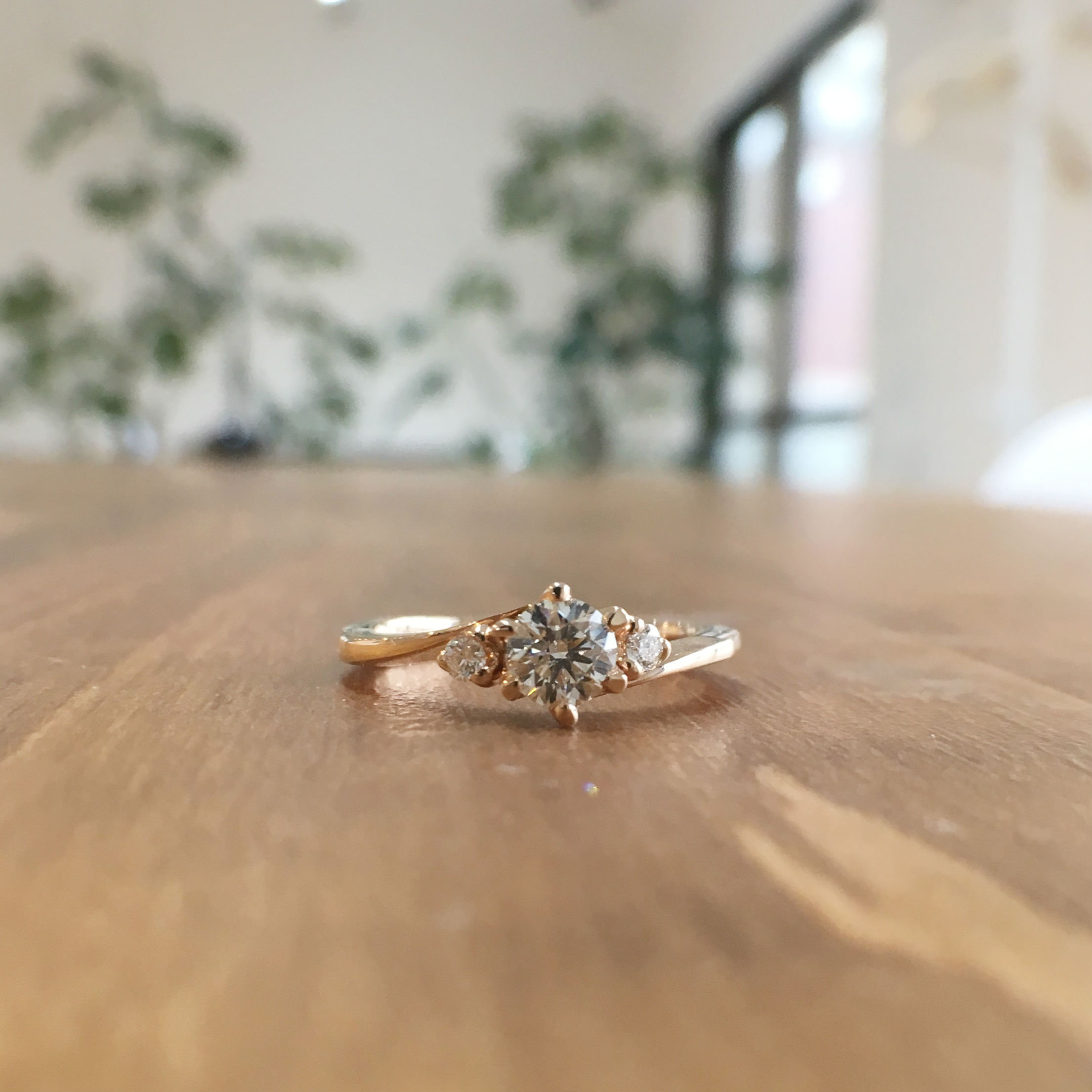 メレダイヤをあしらったピンクゴールドの婚約指輪