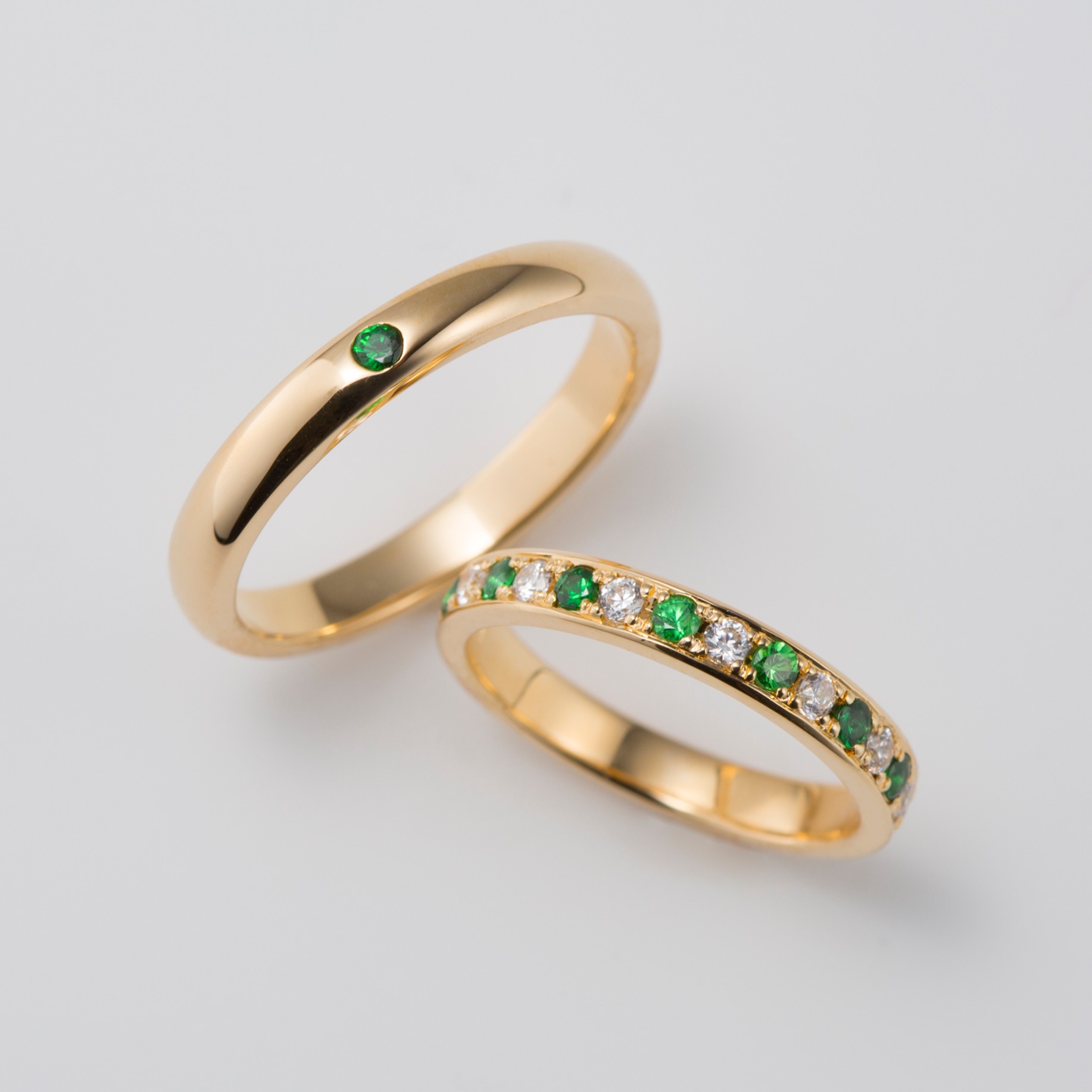 ガーネットをあしらったエタニティデザインの結婚指輪
