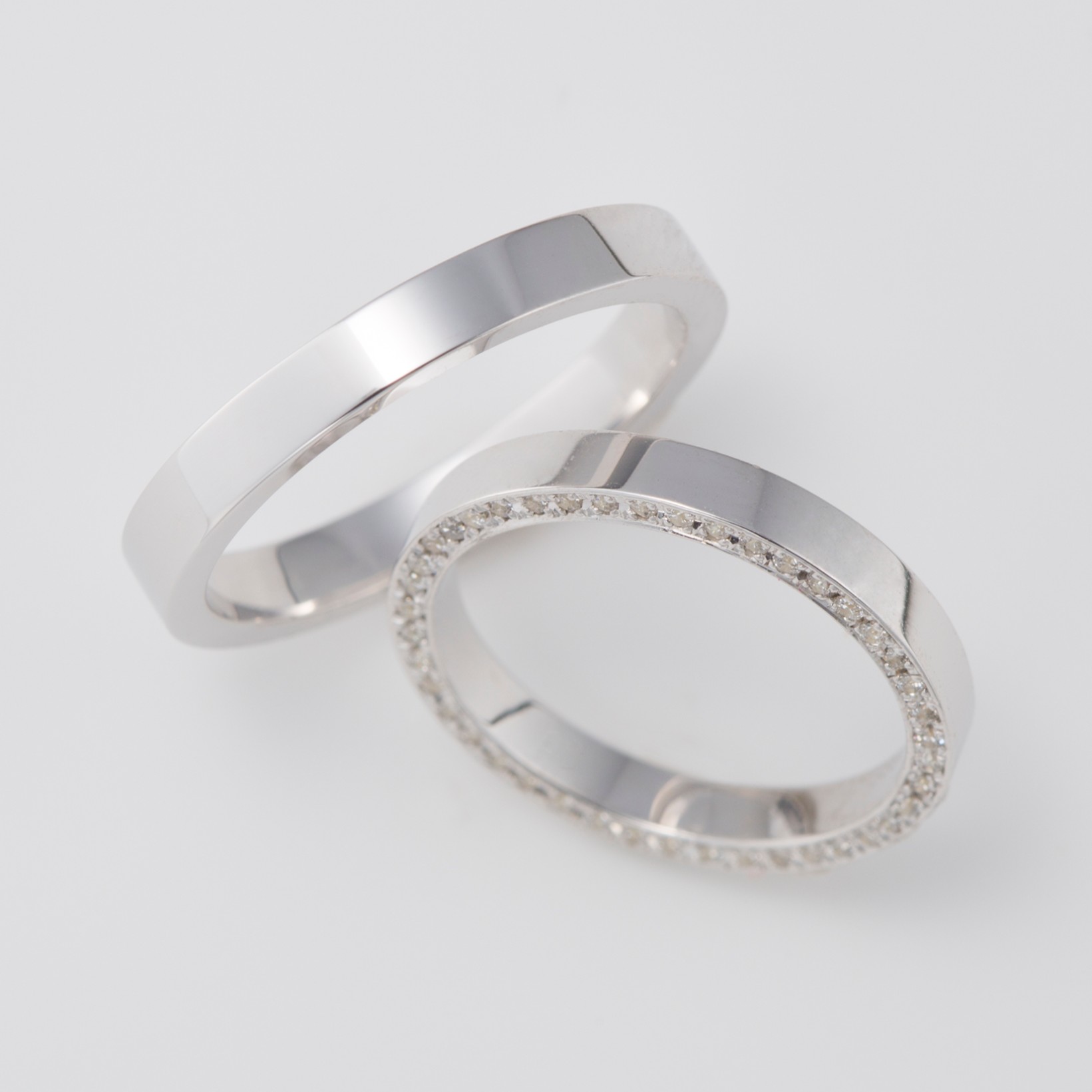 ダイヤモンドをあしらったフルエタニティリングの結婚指輪