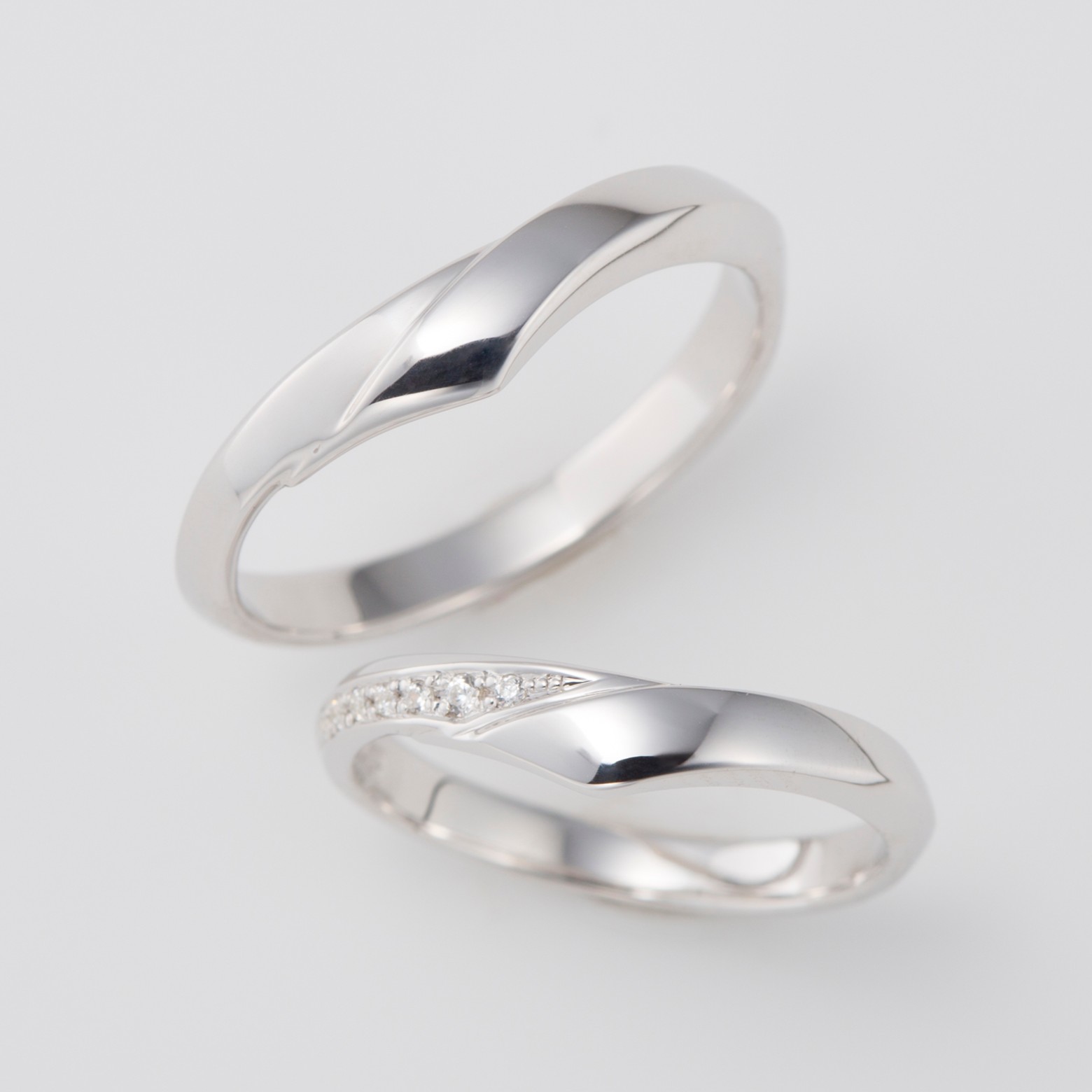 幅広のV字デザインの結婚指輪