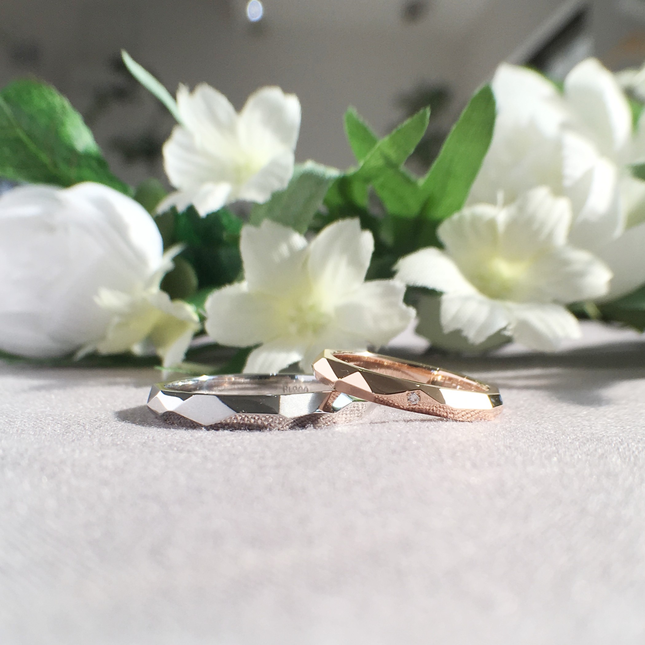 オ多面体のピンクゴールドの結婚指輪