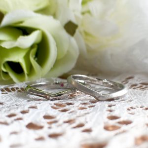 V字デザインのマットな結婚指輪