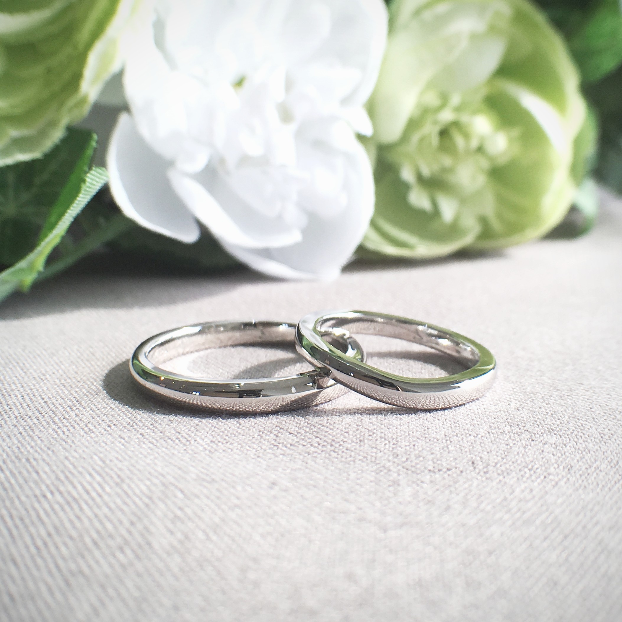 カーブデザインのプラチナの結婚指輪