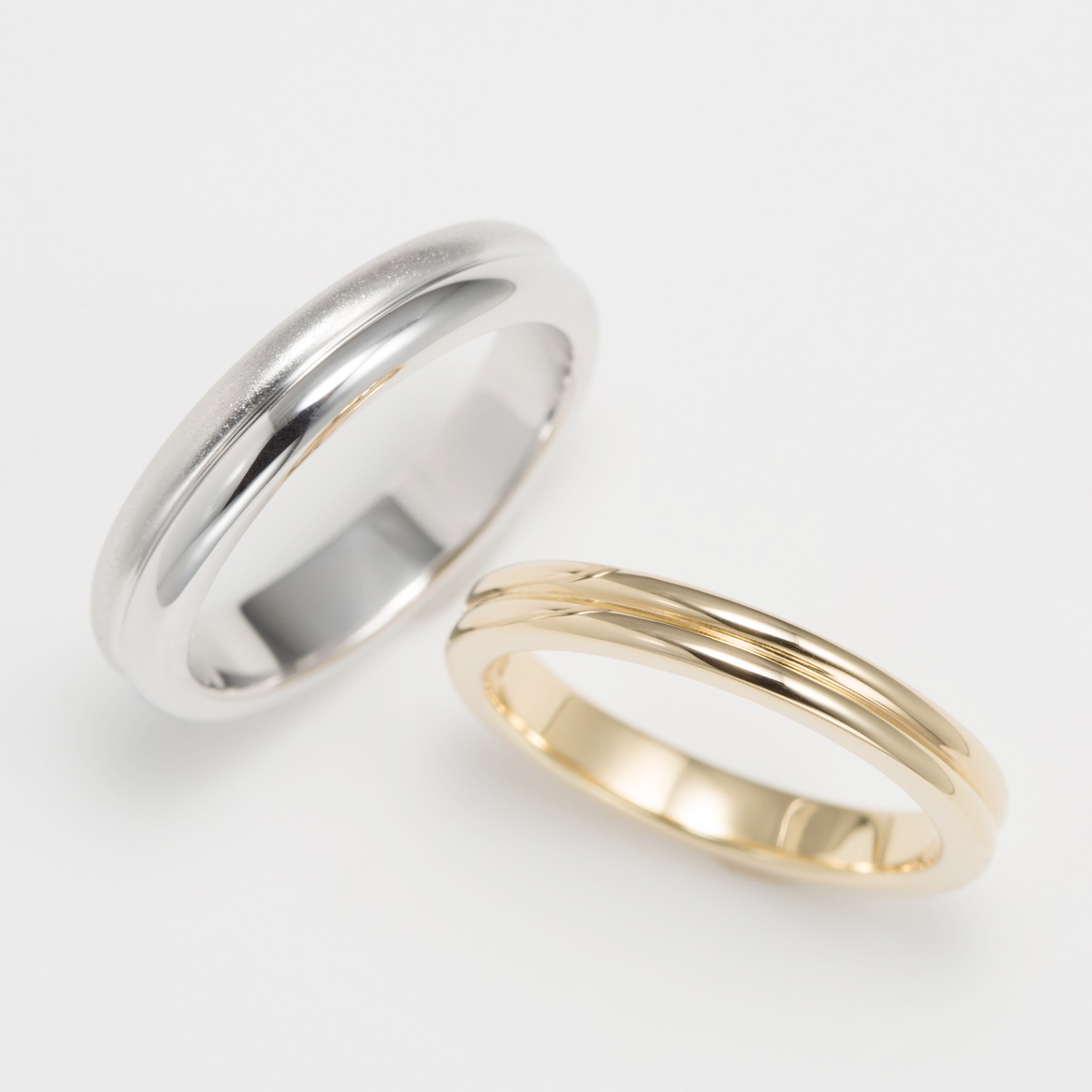 マットと光沢を組み合わせた2連デザインの結婚指輪