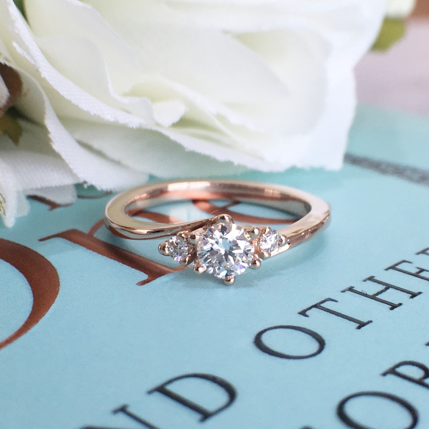 ピンクゴールドの可愛い婚約指輪