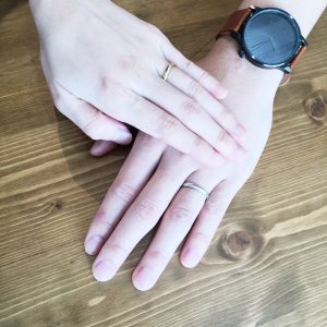 お客様 結婚指輪 手元