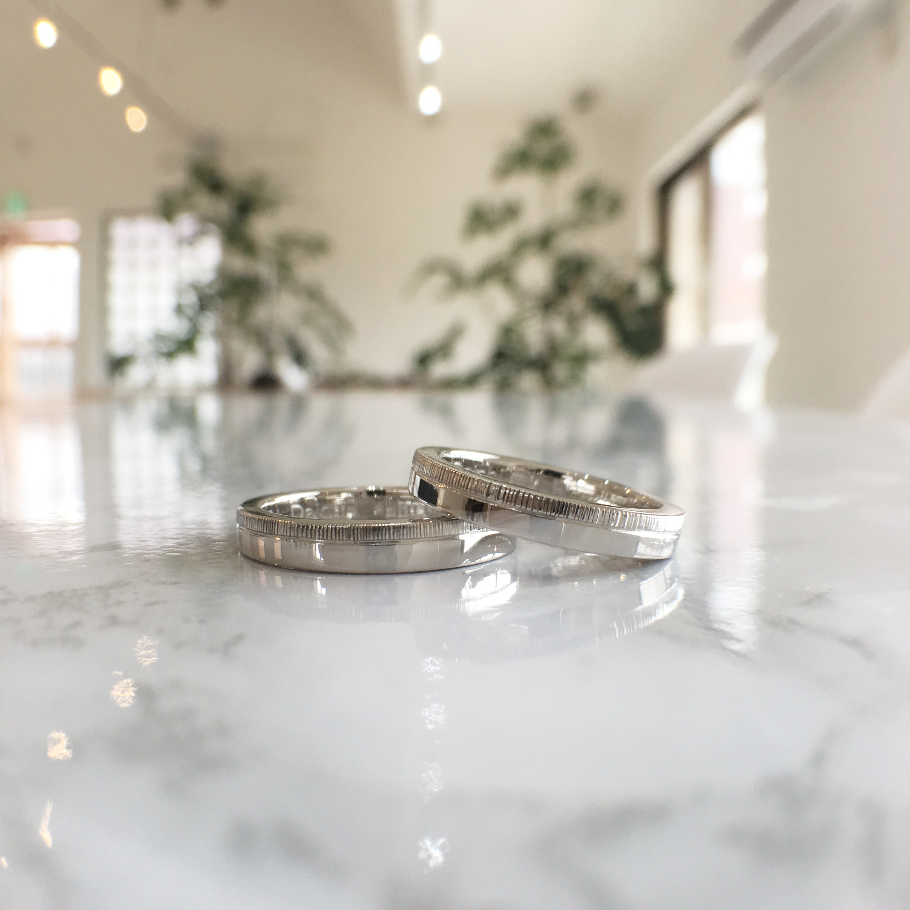 彫り模様を入れたプラチナの結婚指輪