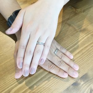 お客様 結婚指輪 手元