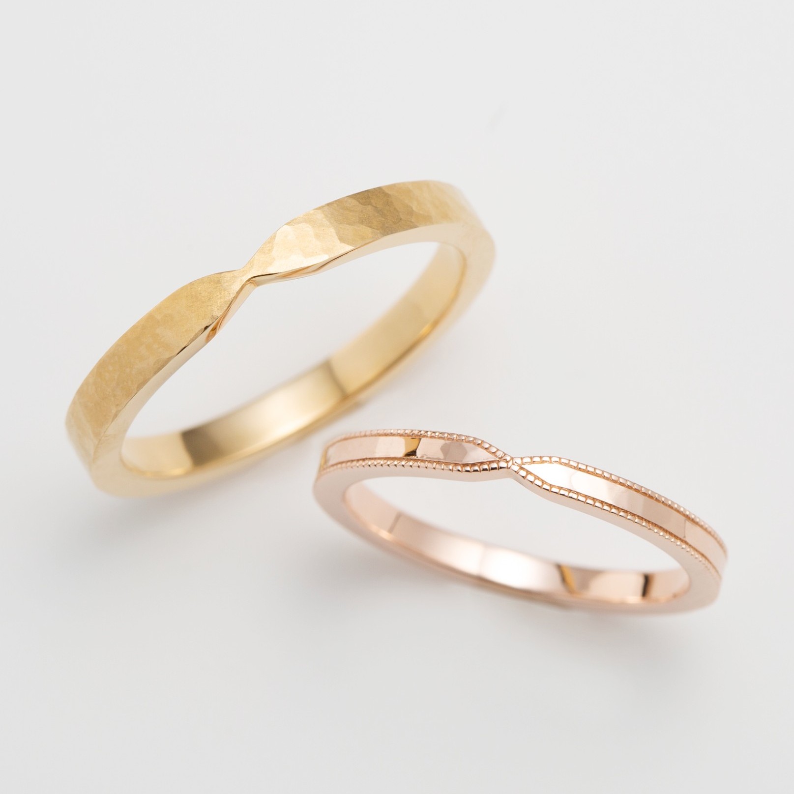 婚約指輪との重ね付けに最適なリボンデザインの結婚指輪