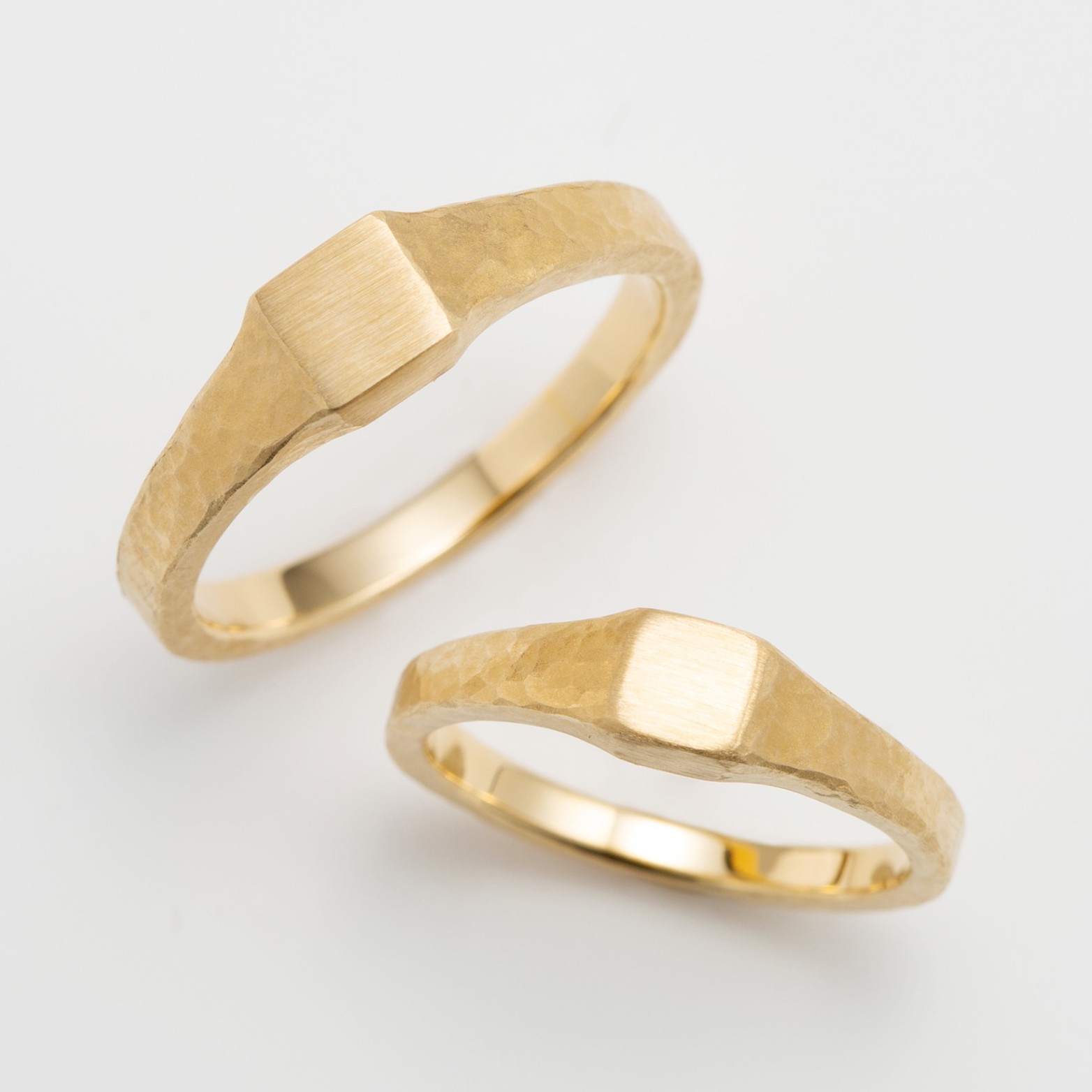 印台デザインのゴールドの結婚指輪