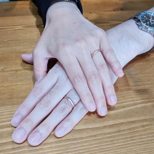 お客様 結婚指輪 手